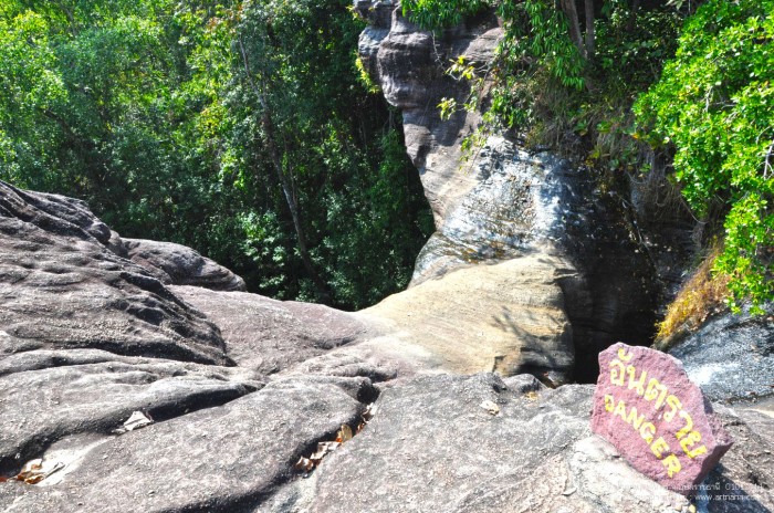  น้ำตกแสงจันทร์ ที่อุทยานฯ ผาแต้ม จ.อุบลราชธานี