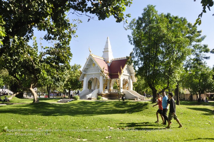 สัญลักษณ์แห่งสถานที่เสด็จพระราชดำเนินมาทรงปฏิบัติพระราชกรณียกิจ เพื่อบำบัดทุกข์บำรุงสุข แก่ราษฏรจังหวัดร้อยเอ็ด